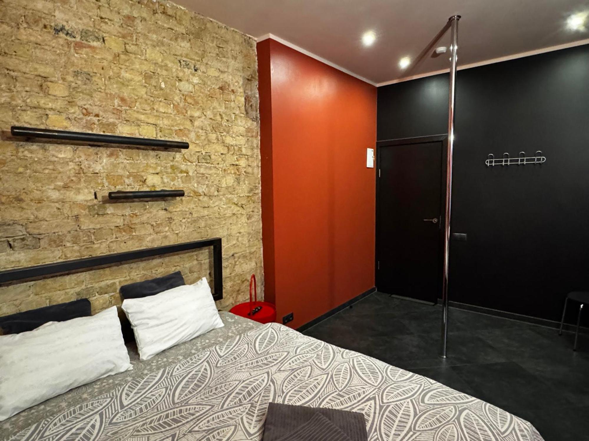 Aparthotel 리가 외부 사진 A room at a brothel in Amsterdam
