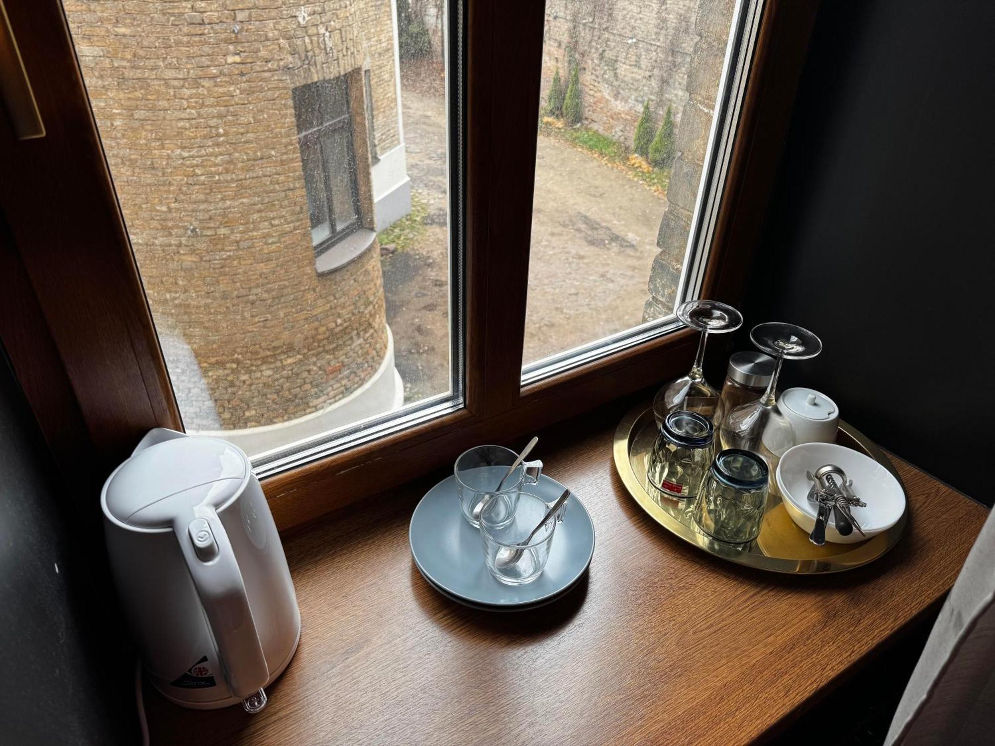 Aparthotel 리가 외부 사진 A tea tray in a hotel room
